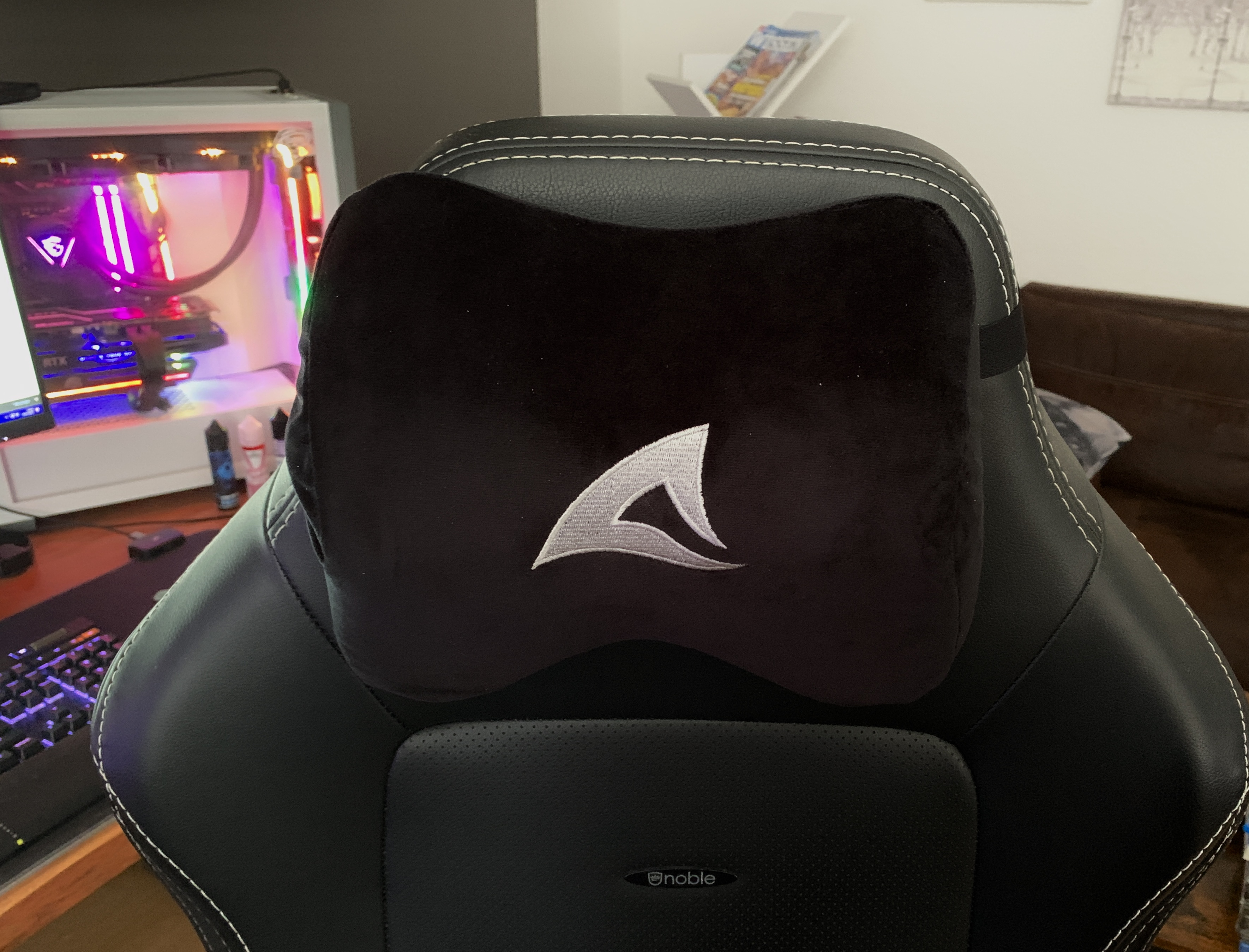 Ergonomische Gaming-Stuhl-Kissen zur Unterstützung einer gesunden  Sitzposition von Sharkoon