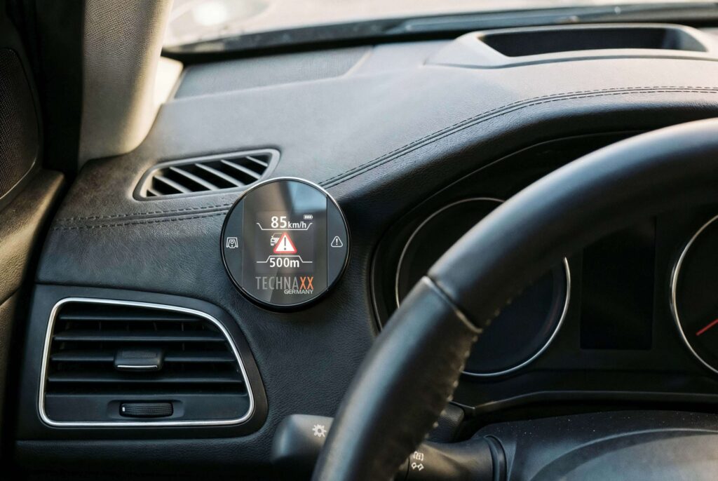 Secure Drive PRO TX-388 Gerät im Fahrzeug I © Technaxx